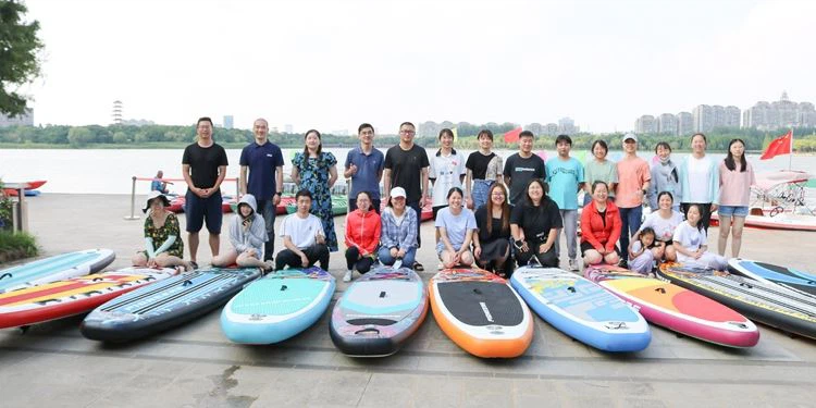 Jahanje vetra in valov, z roko v roki – dejavnosti z veslanjem na vodi